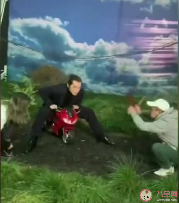 警方点名胡歌开摩托方式是怎么回事 胡歌开摩托的方式不对吗