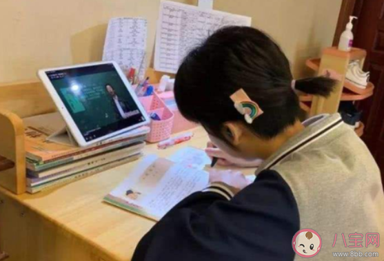 学生穿校服老师着正装上网课是怎么回事 学生穿校服老师着正装上网课怎么看 学生穿校服老师着正装上网课是怎么回事 学生穿校服老师着正装上网课怎么看