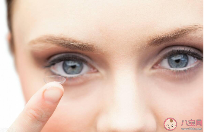 隐形眼镜戴着不舒服是怎么回事 怎么挑选合适的隐形眼镜
