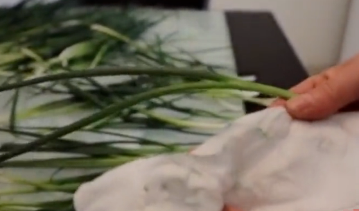 全国多地菜市场掉色香葱怎么回事 掉色香葱有哪些危害