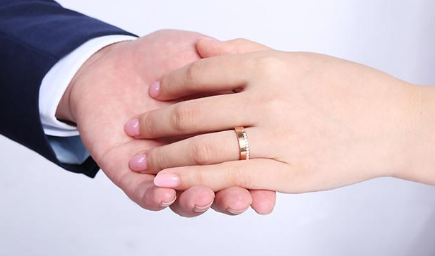结婚戒指应该怎么佩戴 不同手指戴戒指的含义