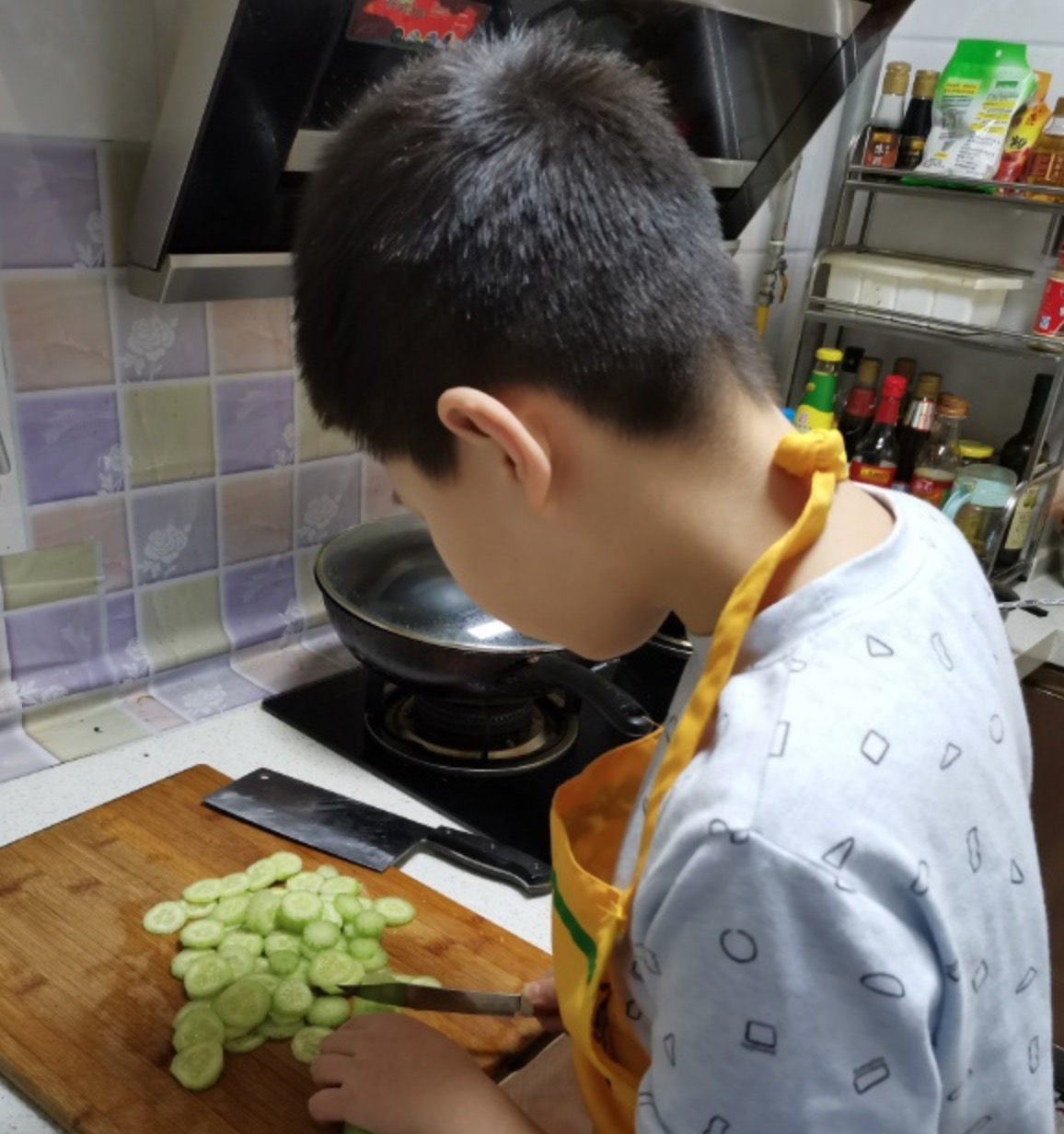 儿子第一次做饭朋友圈说说 儿子第一次做饭感言句子