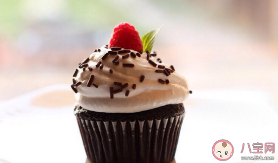 纸杯蛋糕爆裂什么原因 杯子蛋糕表面爆裂怎么办 纸杯蛋糕爆裂什么原因 杯子蛋糕表面爆裂怎么办