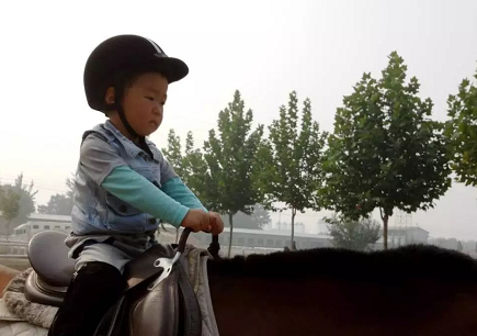 骑马成新疆学生必修课 孩子骑马有什么好处