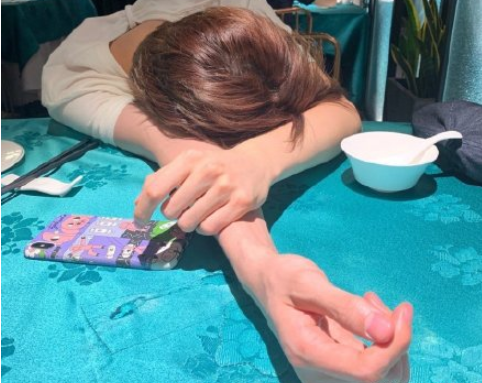 别人的手和我的手是什么梗 别人的手和我的手晒图比较