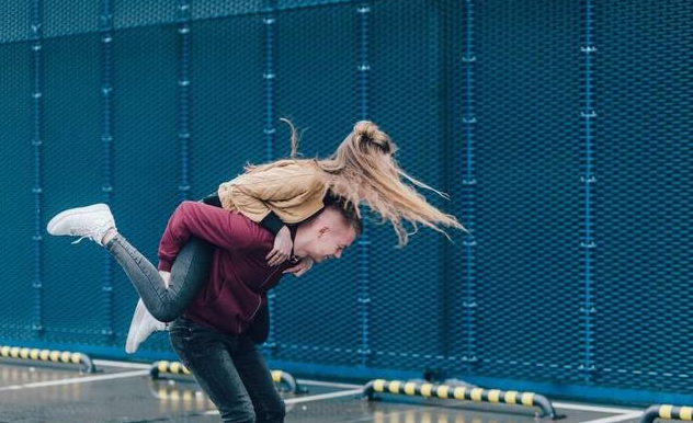 恋爱中控制欲强有什么表现 恋爱中控制欲强的常见表现