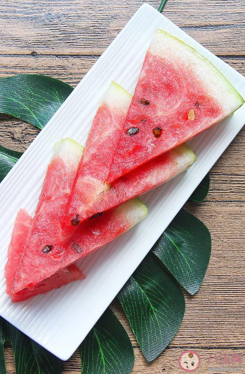 为什么冰过的西瓜更甜 冰过的西瓜更甜是真的吗 为什么冰过的西瓜更甜 冰过的西瓜更甜是真的吗