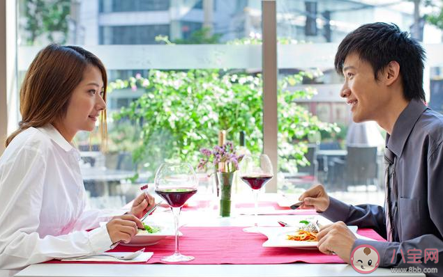 情侣之间该不该谈钱 谈恋爱谈钱伤感情吗