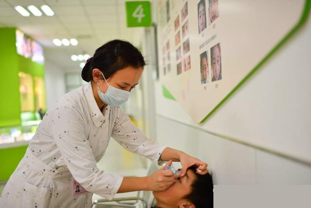 孩子眼睛不适能滴眼药水吗 怎么正确给孩子滴眼药水