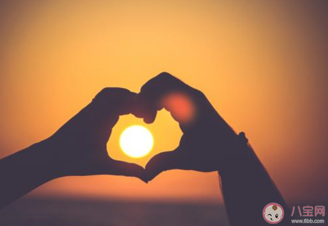 关于姐弟恋的伤感说说合集 姐弟恋让人伤心的说说句子