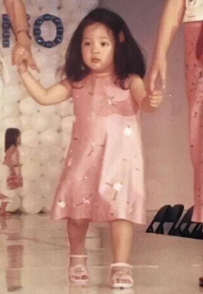 欧阳娜娜小时候什么样子 欧阳娜娜三岁走秀图