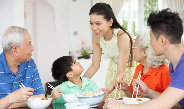 怎么让孩子爱上吃饭 孩子不爱吃饭怎么做让他喜欢吃饭