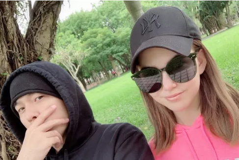 周杰伦与儿子罗密欧照片 周杰伦与儿子穿亲子装散步