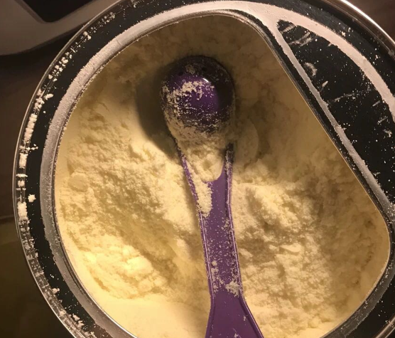 爱他美白金版和金版区别对比 爱他美白金版和金装版配方口味哪个好