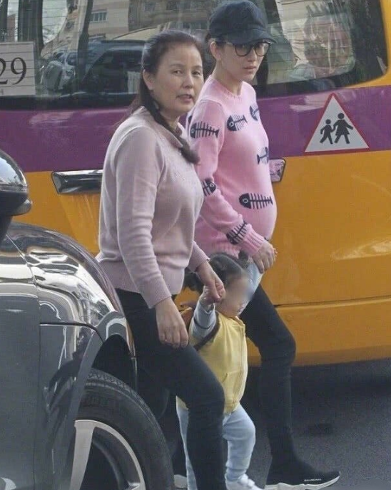 方媛挺巨肚散步是什么情况 方媛又怀孕了吗