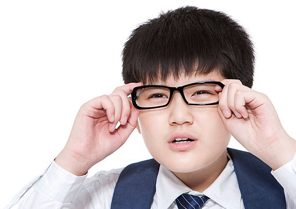 孩子吃什么容易近视 容易引发孩子近视的食物 孩子吃什么容易近视 容易引发孩子近视的食物