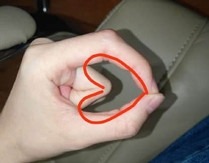 用食指和大拇指捏个心怎么做 食指和大拇指捏个心手势教程