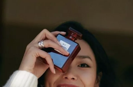 女性香水碰在哪能迅速激发男人的冲动 哪些部位喷香水能吸引男人 女性香水碰在哪能迅速激发男人的冲动 哪些部位喷香水能吸引男人