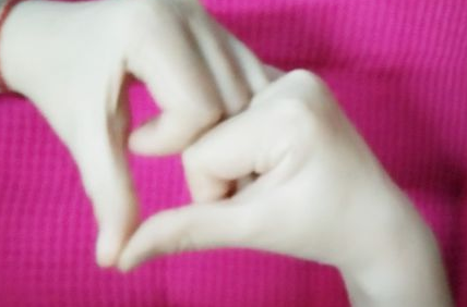 用食指和大拇指捏个心怎么做 食指和大拇指捏个心手势教程