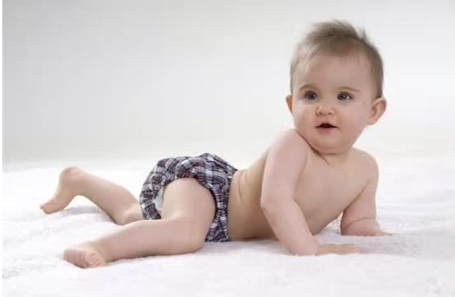 新生儿头发少是为什么 新生儿秃头正常吗