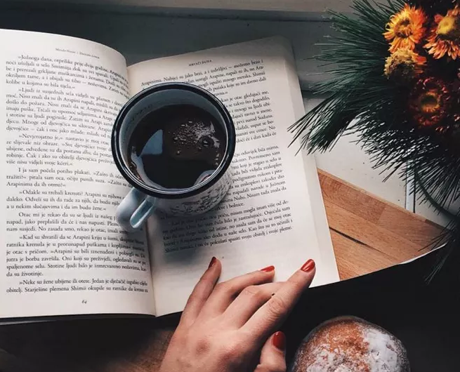 晚上几点睡觉算熬夜 熬夜时喝茶还是咖啡好