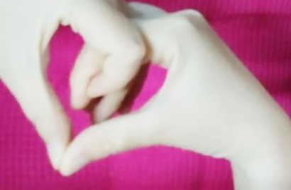 用食指和大拇指捏个心怎么做 食指和大拇指捏个心手势教程