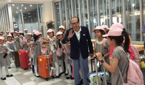 李嘉诚机场偶遇孩子资助旅费 送孩子礼物孩子只买了橡皮