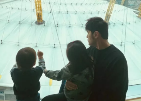 周杰伦与儿子罗密欧照片 周杰伦与儿子穿亲子装散步