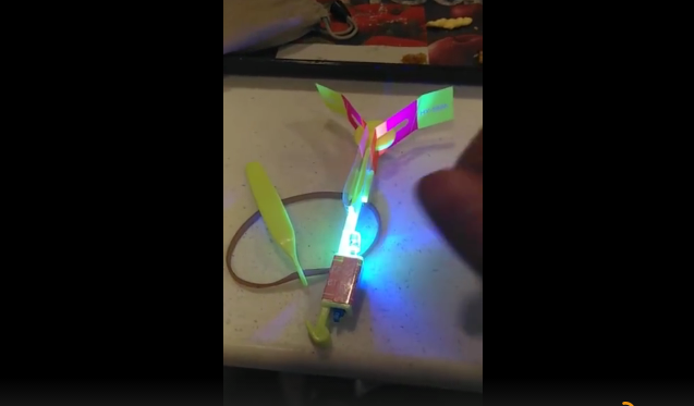 孩子可以玩发光玩具吗 发光玩具对孩子会不会有危险