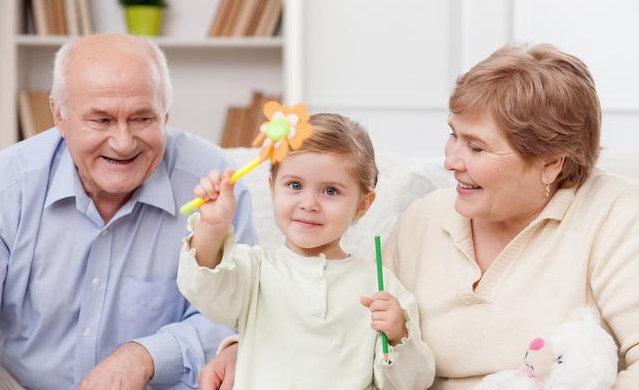 孩子是自己带还是老人带好 隔代育儿有什么弊端