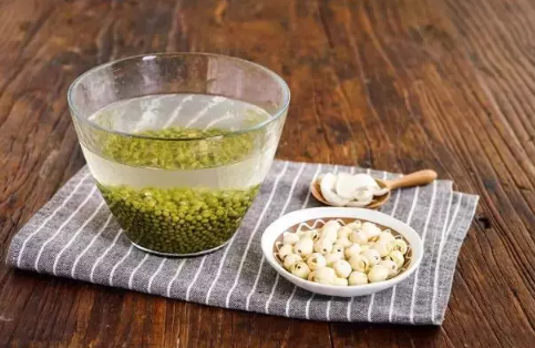 绿豆汤是红色还是绿色 绿豆煮出来为什么是红汤 绿豆汤是红色还是绿色 绿豆煮出来为什么是红汤