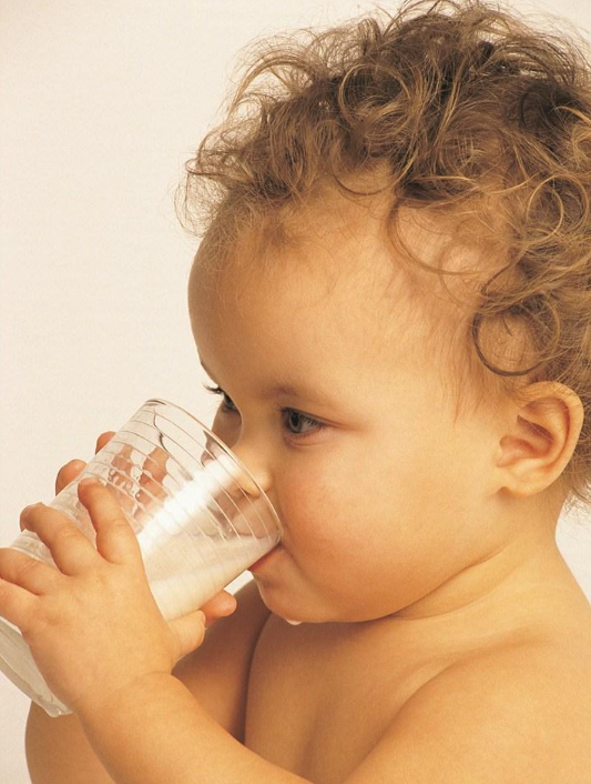 怕孩子营养不足可以把奶冲浓点吗 怎么冲调奶粉才合理