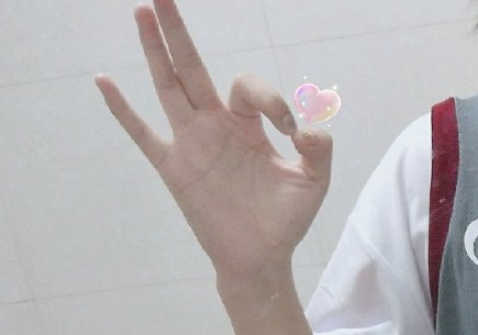 用食指和大拇指捏个心怎么做 食指和大拇指捏个心手势教程