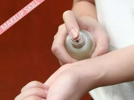 女性香水碰在哪能迅速激发男人的冲动 哪些部位喷香水能吸引男人 女性香水碰在哪能迅速激发男人的冲动 哪些部位喷香水能吸引男人