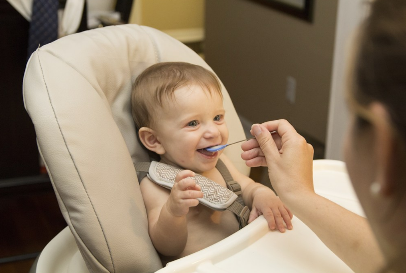 给孩子添加辅食过晚会怎么样 什么时候给他添加辅食最好