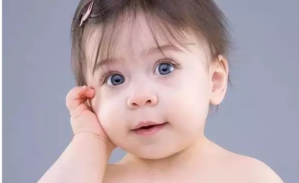 新生儿头发少是为什么 新生儿秃头正常吗