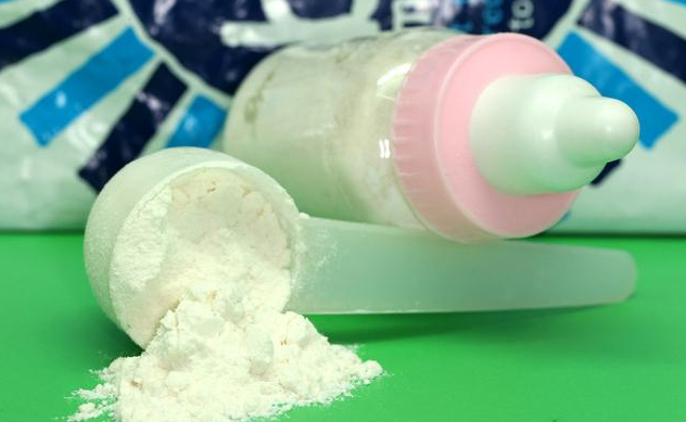 奶粉结块是怎么回事 奶粉易溶解就是好奶粉吗 奶粉结块是怎么回事 奶粉易溶解就是好奶粉吗