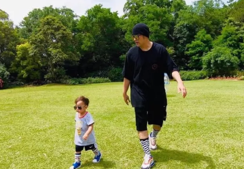 周杰伦与儿子罗密欧照片 周杰伦与儿子穿亲子装散步
