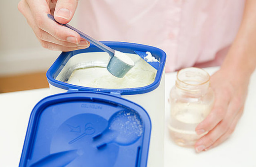 奶粉里可以加糖吗 奶粉加糖对宝宝的危害