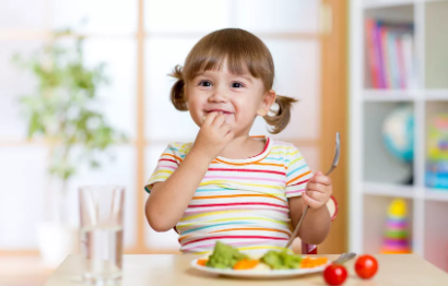 宝宝要追着喂饭怎么办 让宝宝自己吃饭的方法 宝宝要追着喂饭怎么办 让宝宝自己吃饭的方法