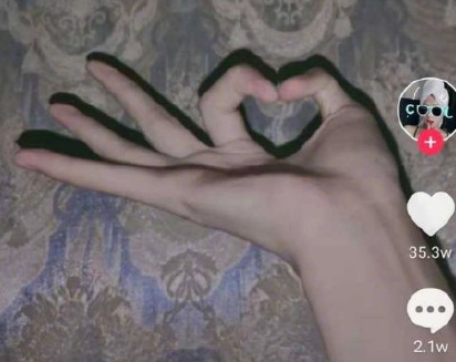 用食指和大拇指捏个心怎么做 食指和大拇指捏个心手势教程