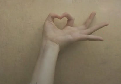 用食指和大拇指捏个心怎么做 食指和大拇指捏个心手势教程