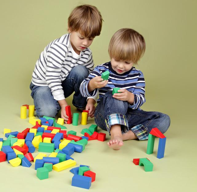 大宝二宝争抢玩具有什么好处 二胎孩子老是争抢玩具怎么办