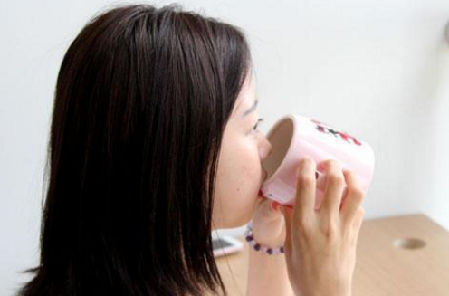 早上起床是先喝水还是先刷牙 早上直接喝水会怎么样