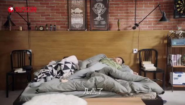 亲爱的热爱的佟年和小米睡在一张床上是哪一集 佟年和小米是怎么睡到一起