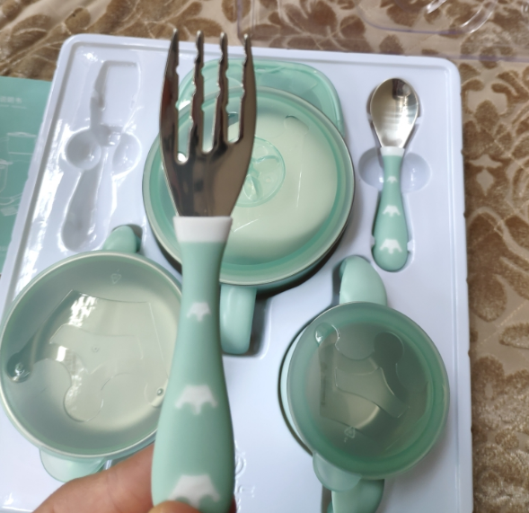 贝易儿童餐具宝宝拿着方便吗 贝易儿童餐具用起来感觉如何
