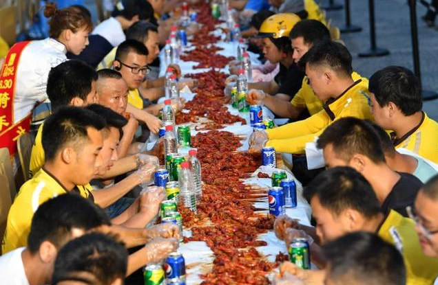 小龙虾剥虾师是怎么月入过万的 剥虾师剥虾有什么技巧