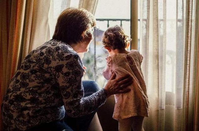 老人带娃的好处有哪些 老人带娃矛盾多怎么解决