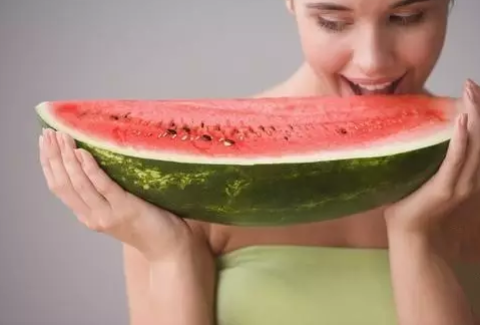  哺乳期可以吃西瓜吗 哺乳期吃冷藏的冰西瓜好不好