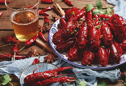 小龙虾剥虾师月入过万 剥虾师是怎么剥虾的